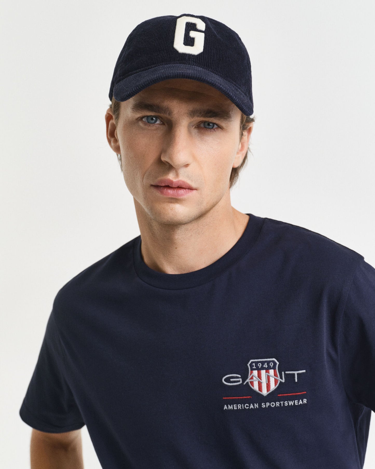 Besticktes Archivschild-T-Shirt