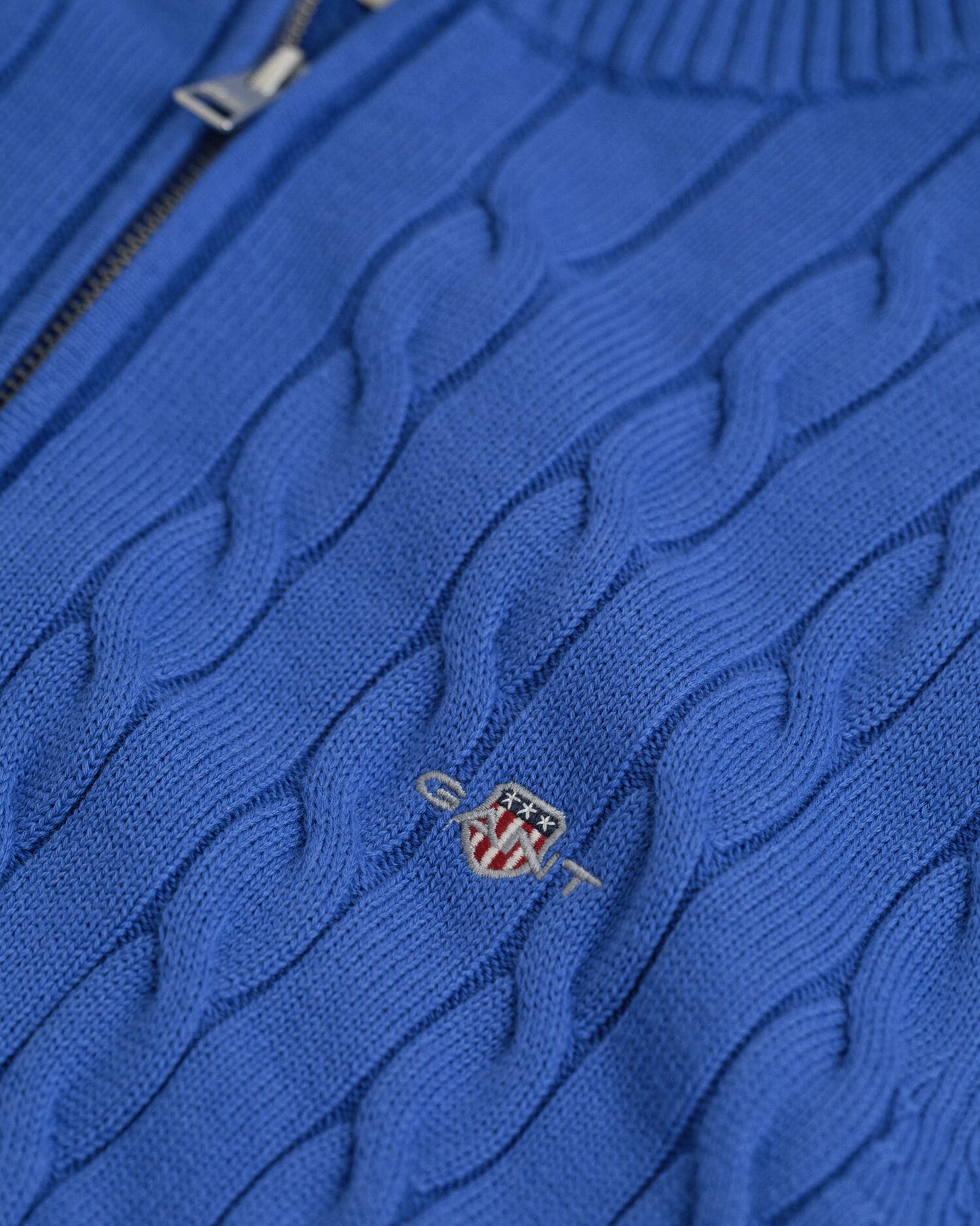 Baumwollpullover mit Zopfmuster und halbem Reißverschluss