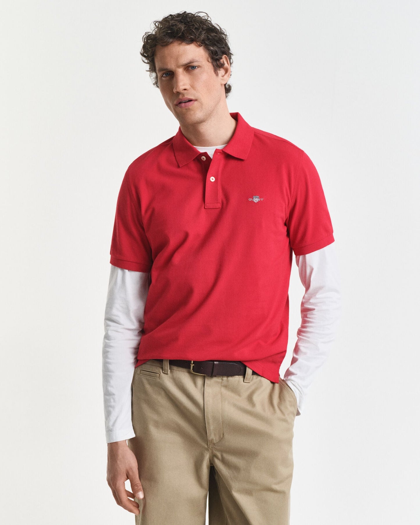 Polohemd aus Piqué mit regular fit und Wappenstickerei