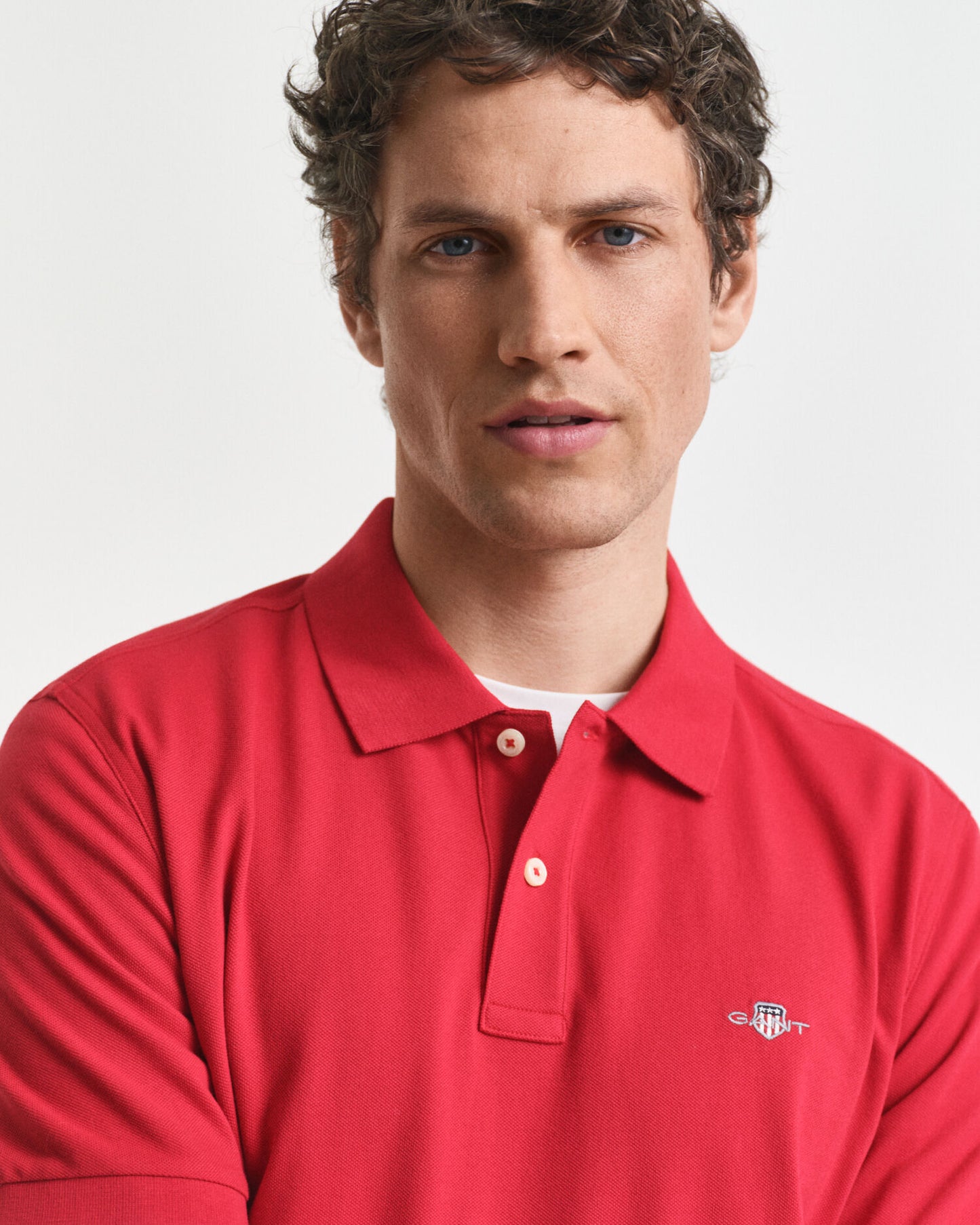 Polo piqué coupe droite avec écusson