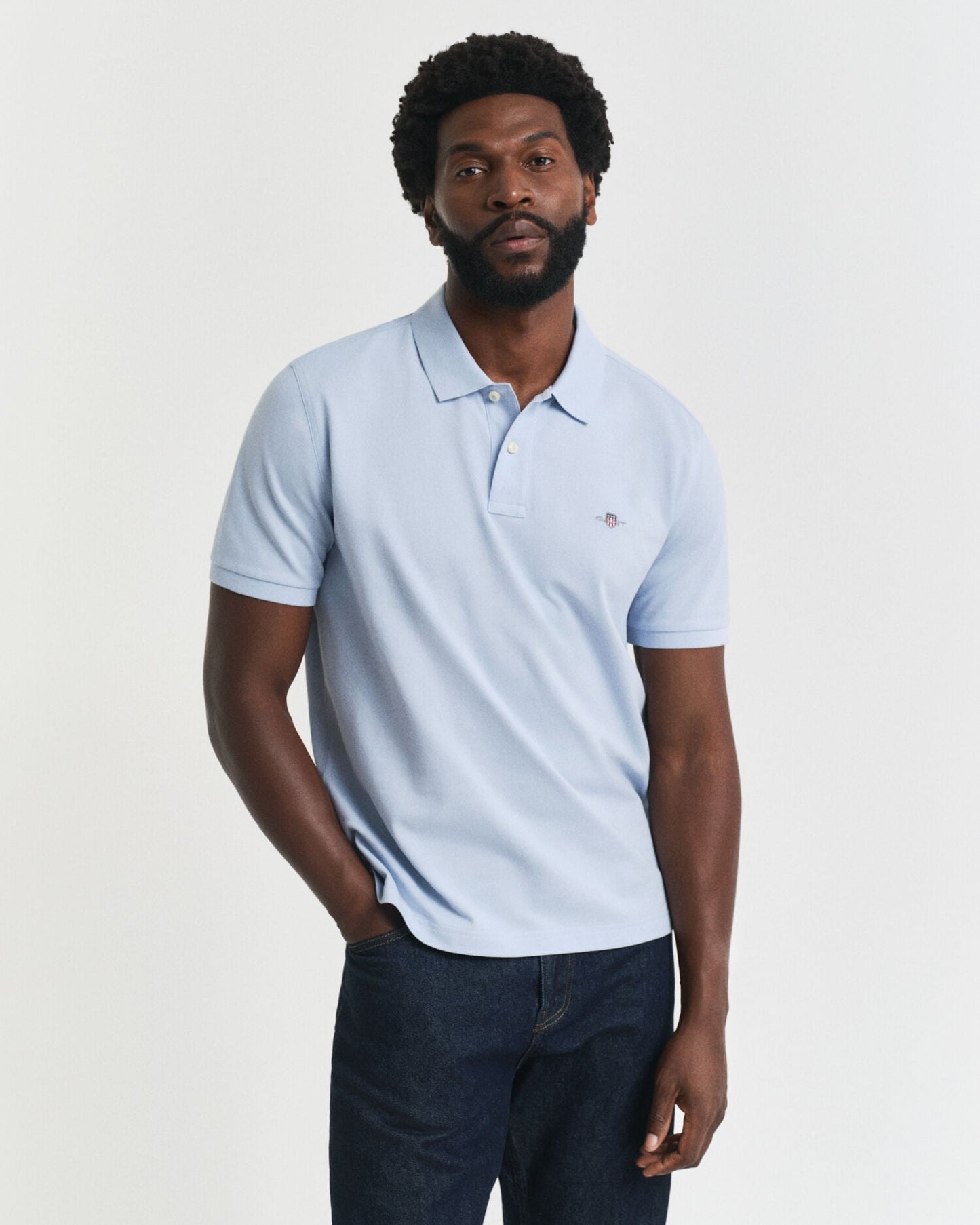 Polohemd aus Piqué mit regular fit und Wappenstickerei