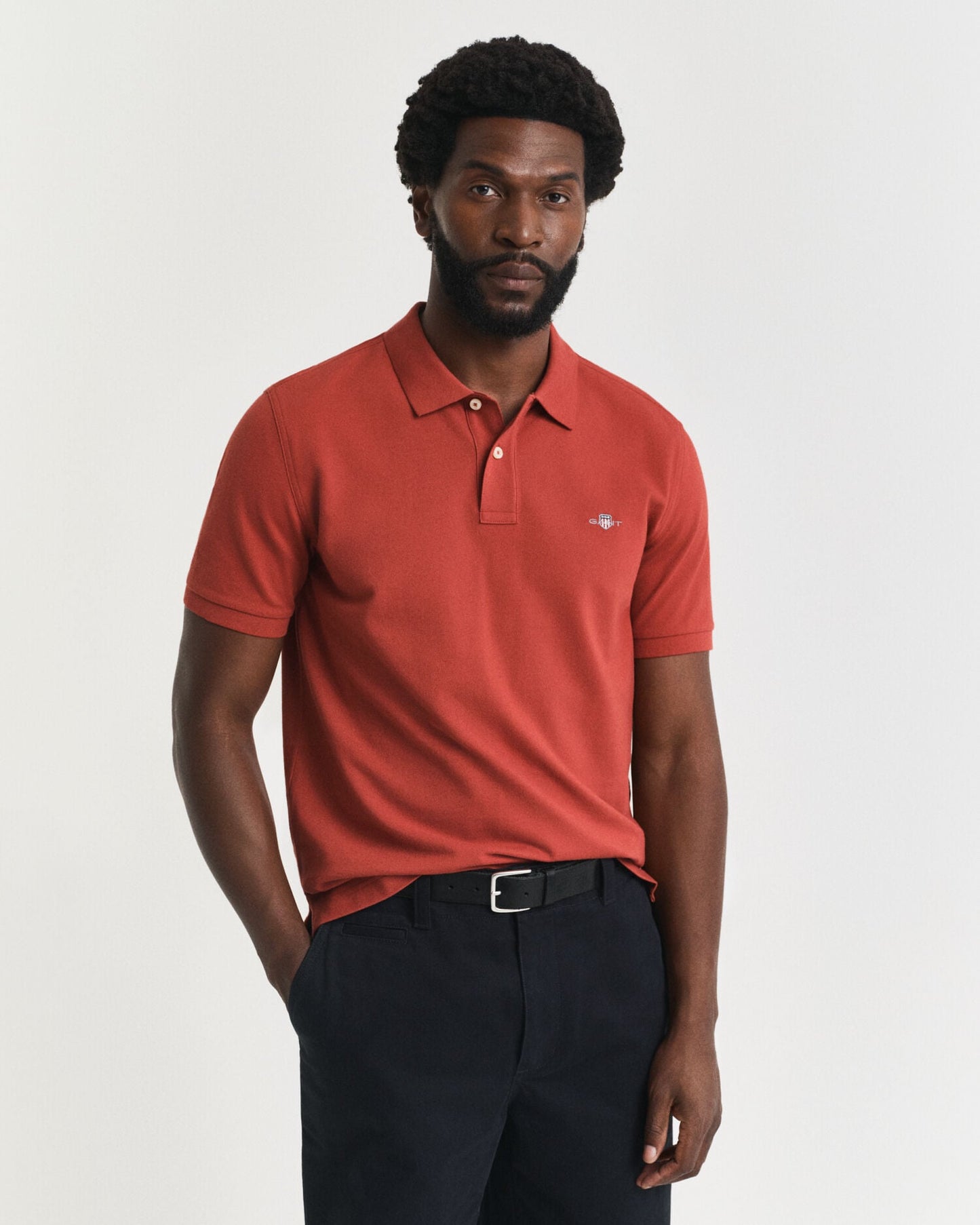 Polo piqué à écusson coupe droite