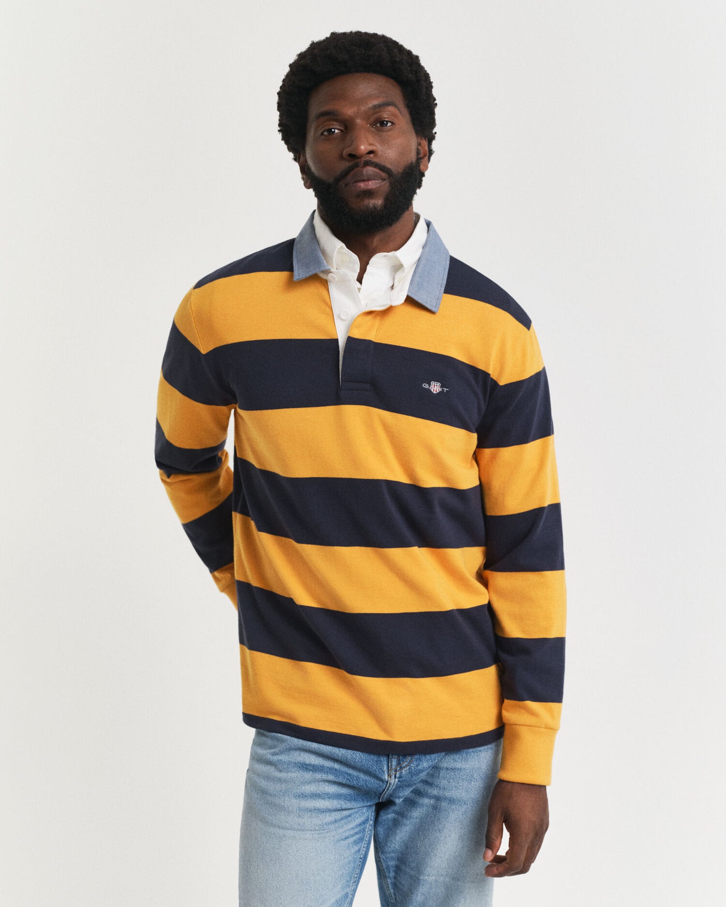 Gestreifter schwerer Rugger mit Chambray-Kragen