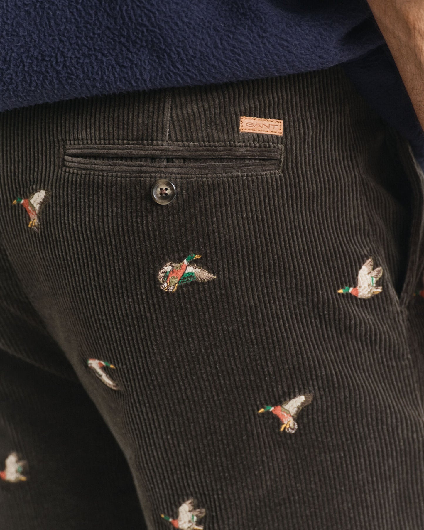 Gerade geschnittene Cordhose mit Stickerei