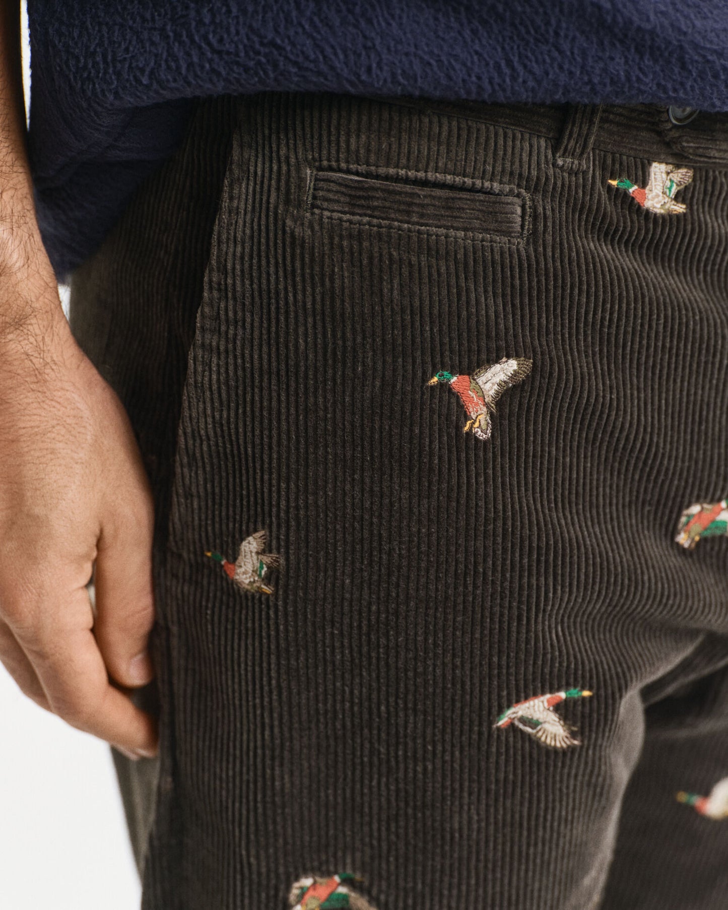 Gerade geschnittene Cordhose mit Stickerei